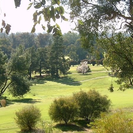 Commercial Golf Resort Олбері Екстер'єр фото