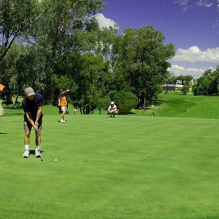 Commercial Golf Resort Олбері Екстер'єр фото